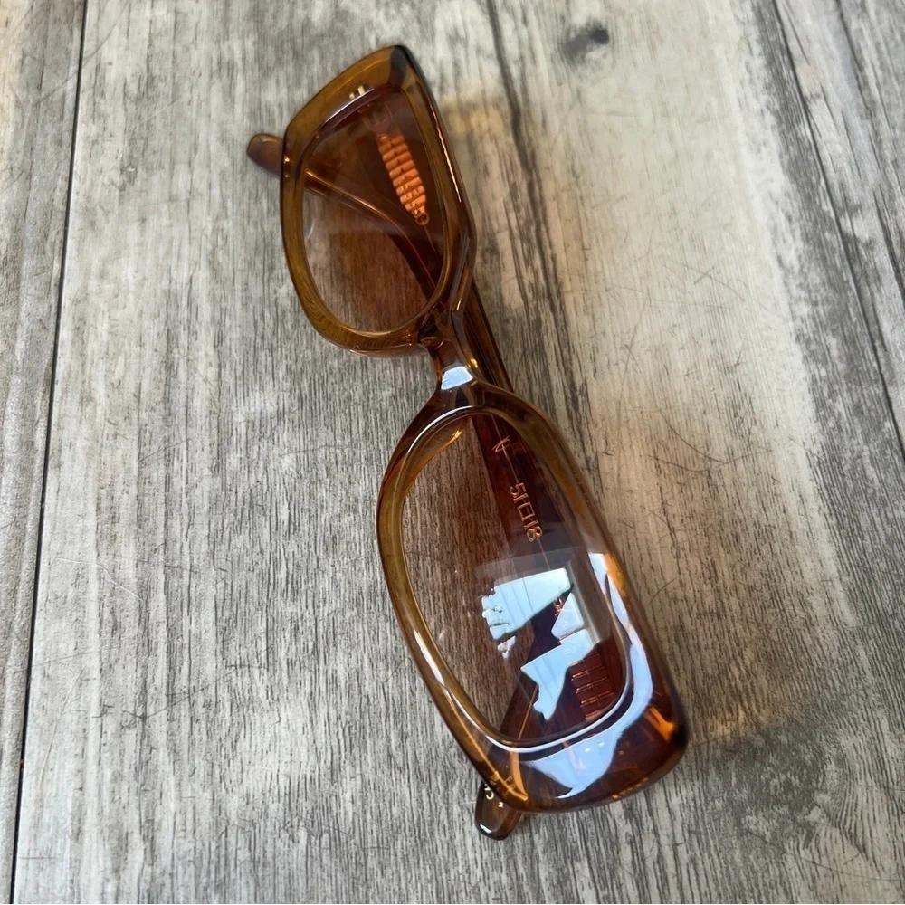 Lello the Label the Jane Sunglasses in Honey